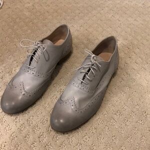 Pretty ash colored oxfords, made in Italy